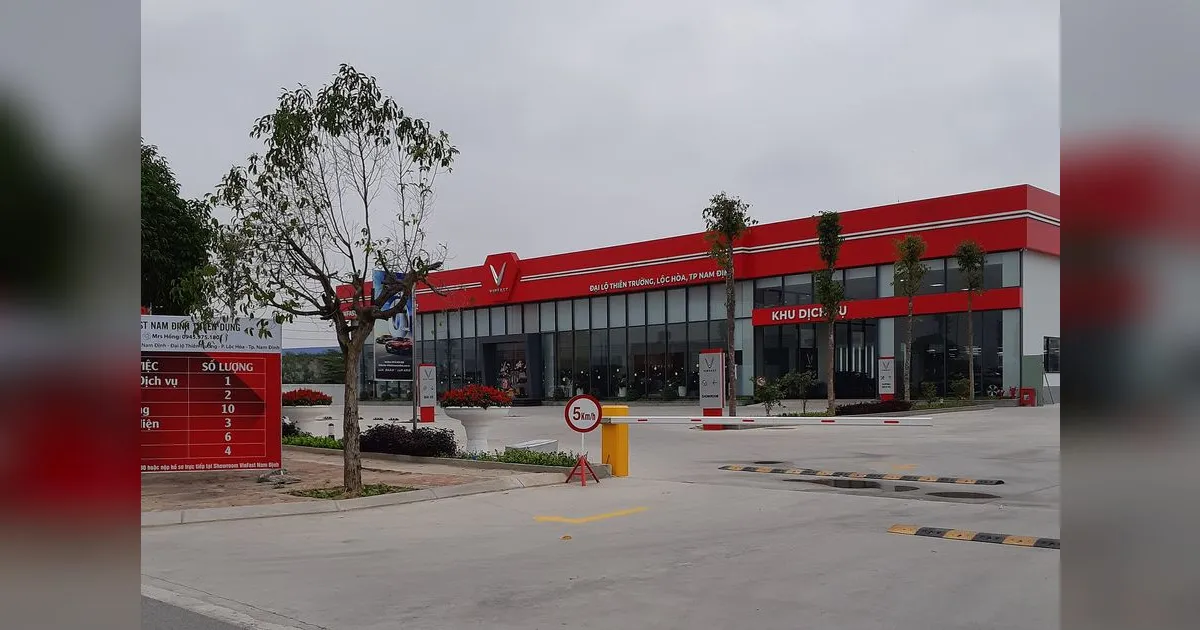 Đại lý ô tô VinFast — nơi khách mua xe và làm biển