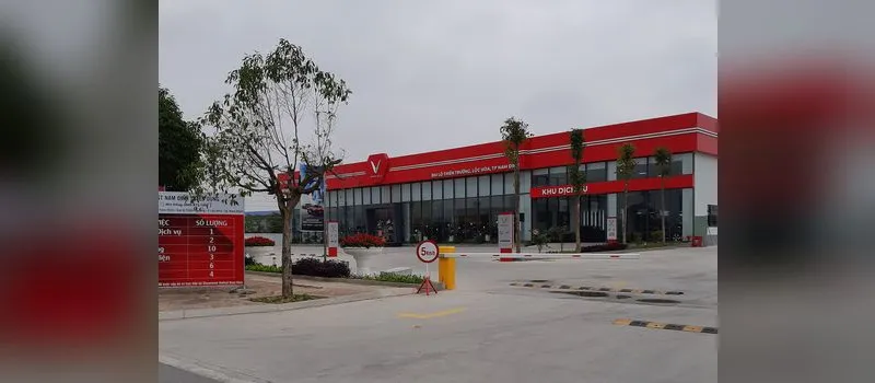 Đại lý ô tô VinFast — nơi khách mua xe và làm biển