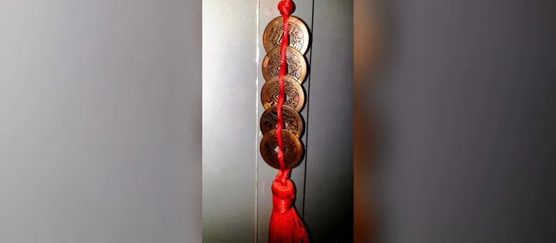 Xu ngũ đế buộc chỉ đỏ — vật phẩm phong thủy quen thuộc
