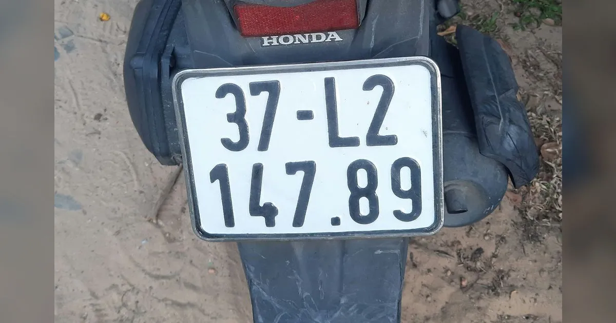 Biển số xe máy 37-L2 147.89 gắn sau xe Honda