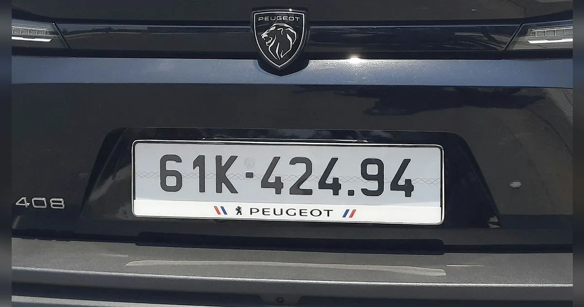 Biển số ô tô 61K-424.94 gắn trên đuôi xe Peugeot