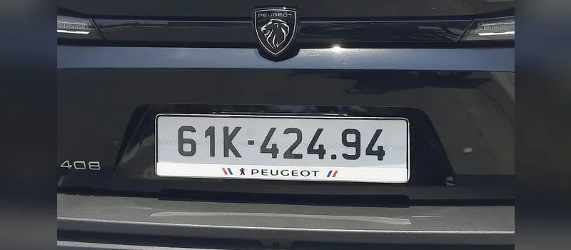 Biển số ô tô 61K-424.94 gắn trên đuôi xe Peugeot