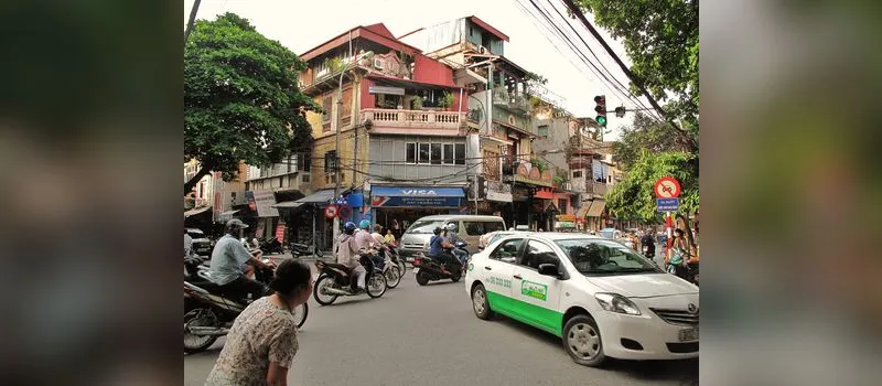 Phố cổ Hà Nội đông xe cộ qua lại